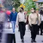 Orang-orang melewati pengunjung di luar restoran yang menawarkan layanan area outdoor di New York pada 3 Oktober 2020. Kota itu mengizinkan restoran membuat area makan outdoor hingga ke trotoar dan jalanan sebagai upaya mengatasi dampak ekonomi COVID-19 yang berkelanjutan. (AP Photo/John Minchillo)