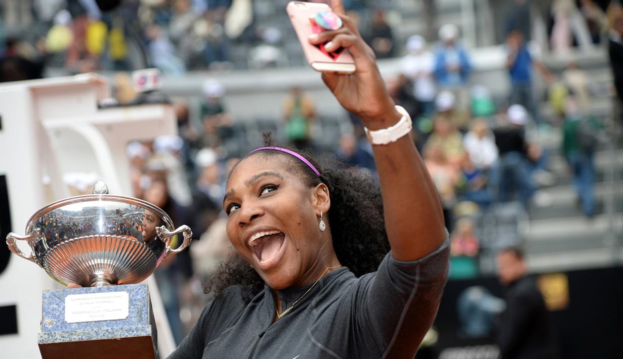 Petenis putri AS, Serena Williams, selfie dengan trofi juara turnamen tenis WTA Foro Italico, Roma, Italia, (15/5/2016). (AFP/Filippo Monteforte)