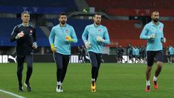 Trio penjaga gawang Timnas Turki tengah menjalani sesi latihan jogging di bawah arahan pelatih. (Bola.com/Reza Khomaini)