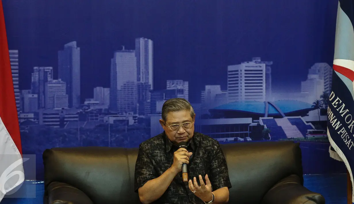SBY juga mengatakan, sebulan lalu, sahabat dekatnya juga tidak berani meneleponnya karena disadap. Sehingga, komunikasi dilakukan melalui utusan, Jakarta, Rabu (1/2). (Liputan6.com/Faizal Fanani)