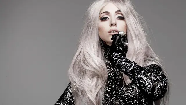 Penyanyi profesional sekelas Lady Gaga ternyata tak luput dari kecelakaan memalukan di atas panggung, bahkan saat sedang tampil di hadapan banyak penonton. 