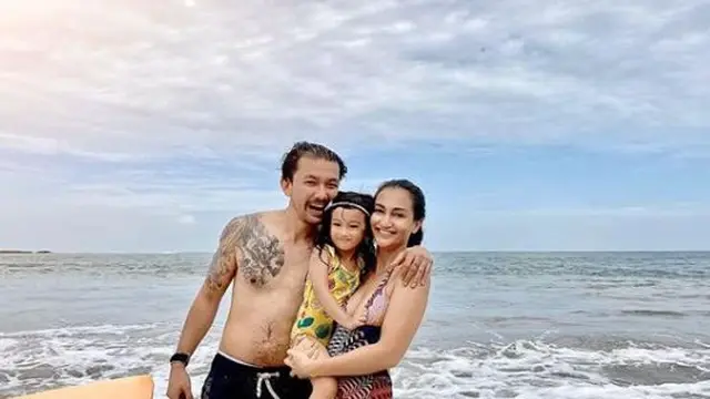 Liburan ke Anyer, Atiqah Hasiholan Ajak Putrinya Bermain dengan Ombak