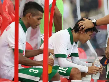 Ekspresi pemain Indonesia U-23 setelah pertandingan melawan Vietnam U-23 dalam perebutan medali perunggu sepak bola SEA Games 2015 di Stadion Nasional, Singapura. Senin (15/6). Indonesia U-23 kalah 0-5 dalam pertandingan tersebut. (Bola.com/Arief Bagus)