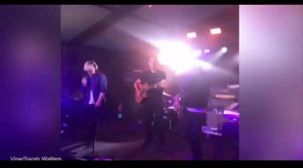 Legenda Manchester United Gary Neville bermain gitar bersama band rock asal Inggris The Chartalans di Hotel Football yang dimiliki Gary Neville bersama Rio Ferdinand.