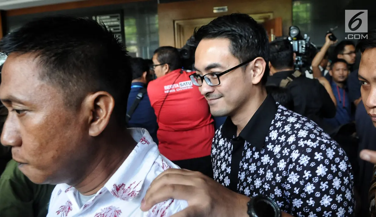 Gubernur Jambi nonaktif, Zumi Zola meninggalkan Pengadilan Tipikor seusai menjalani sidang dengan agenda pembacaan vonis di Jakarta, Kamis (6/12). Zumi Zola divonis dengan hukuman 6 tahun penjara oleh majelis hakim. (Liputan6.com/Faizal Fanani)
