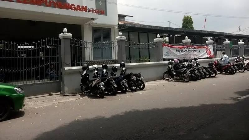 Sudah Dipegangi, Bule Perempuan Tetap Maksa Jalan di Rel KA