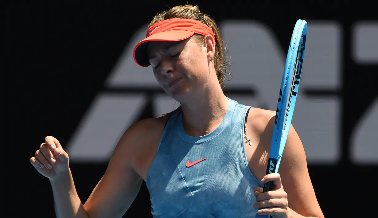 Ekpsresi Maria Sharapova saat pukulannya gagal masuk selama bertanding melawan Ashleigh Barty dari Australia pada babak keempat Australia Terbuka 2019 di Melbourne, Australia (20/1). Sharapova kalah 4-6 6-1 6-4. (AFP Photo/Greg Wood)