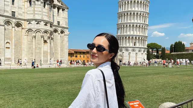 Potret Beby Tsabina dan Suami Liburan ke Italia, Seru Main di Menara Pisa
