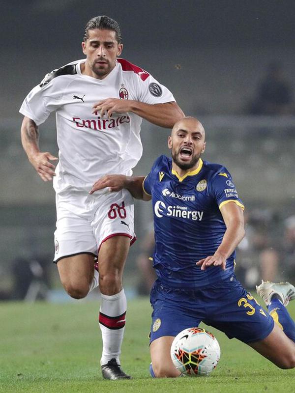 Bek AC Milan, Ricardo Rodriguez saat melanggar pemain Hellas Verona, Sofyan Amrabat selama pertandingan pekan ketiga Liga Italia di Stadio Marc'Antonio Bentegodi (15/9/2019). AC Milan menang tipis atas Hellas Verona 1-0. (Filippo Venezia/ANSA via AP)