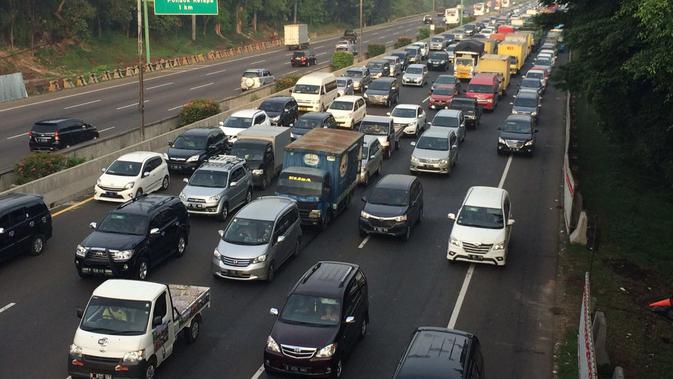 Kepadatan kendaraan di Jembatan Curug, Jakarta Timur menuju Jalan Tol Cikampek, arah Jakarta-Karawang, Kamis (5/5/2016) pagi. (Liputan6.com/Andi Muhyiddin)