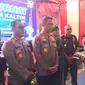 Kapolda Kaltim Irjen Pol Imam Sugianto (tengah) didampingi Kapolres Paser AKBP Kade Budiyarta (dua dari kiri) saat diwawancarai awak media.