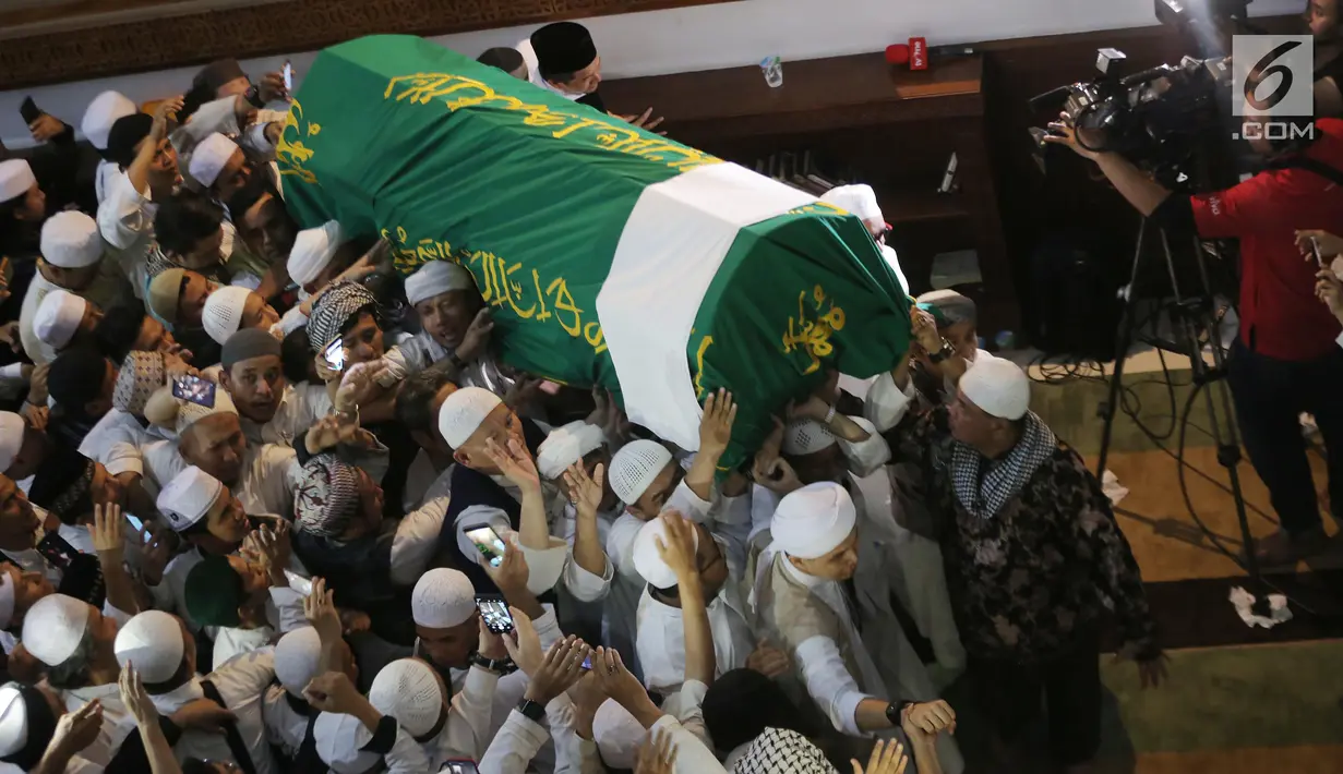 Jemaah membawa jenazah Ustaz Arifin Ilham untuk disalatkan di Masjid Az Zikra, Bogor, Kamis (23/5/2019). Ustaz Arifin Ilham meninggal dunia pada Rabu (23/5/2019) malam setelah dua kali mengalami masa kritis. Ia meninggal di salah satu rumah sakit di Penang, Malaysia. (Kapanlagi.com/Budy Santoso)