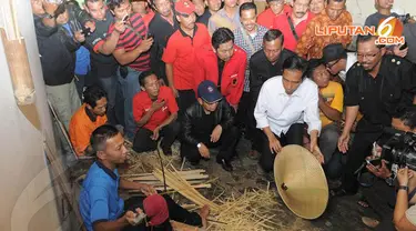 Senin (31/03/14) Jokowi mengunjungi perajin anyaman bambu di Desa Ringin Agung, Magetan, Jawa Timur (Liputan6.com/Herman Zakharia)