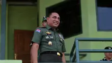 Pangkostrad Letjen, Edy Rahmayadi saat menyaksikan laga PS TNI melawan Uni Papua pada laga uji coba di Mako Kostrad, Cilodong, Jawa Barat, (14/7/2016). (Bola.com/Nicklas Hanoatubun)