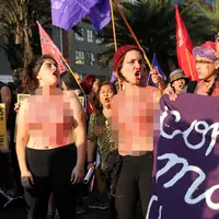 Sejumlah wanita bertelanjang dada dengan kondisi berlumuran darah saat memperingati Hari Anti Kekerasan Perempuan di Santiago, Chile (25/11). (REUTERS/Pablo Sanhueza)