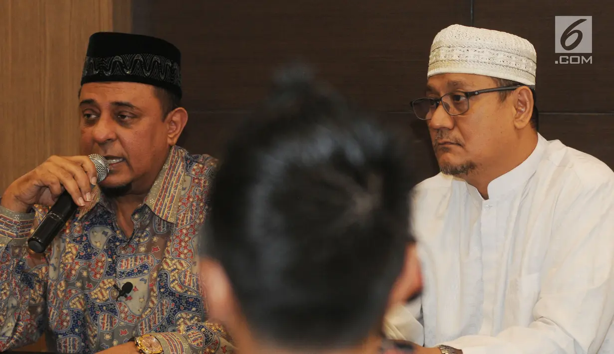 Ketum GNPF-Ulama, Yusuf Muhammad Martak (kiri) dan Anggota GNPF ustad Edy Mulyana memberikan keterangan menepis isu kepemilikan saham Lapindo di Jakarta, Senin (24/9). (Merdeka.com/Dwi Narwoko)