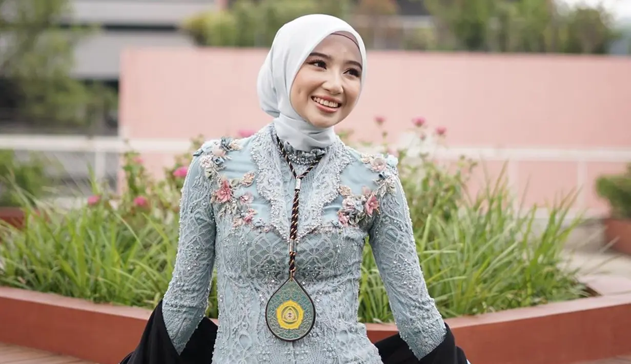 Ansellma Putri tempuh pendidikan di jurusan manajemen Universitas Katolik Parahyangan. Pencapaiannya bikin bangga, tak sedikit netizen dan rekan Ansellma yang tuliskan ucapan selamat di kolom komentar unggahannya. Wanita yang akrab disapa Ansel ini tampil anggun dan memesona dalam balutan kebaya. Sejak putuskan berhijab, Ansellma Putri dipuji makin cantik. (Liputan6.com/IG/@ansellmaputri)
