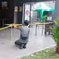 Penyegelan McDonald's dengan pemasangan garis polisi oleh Satgas Covid-19 Pekanbaru karena kerumunan BTS Meal. (Liputan6.com/M Syukur)