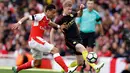 Gelandang Manchester City, Kevin De Bruyne (kanan) berusaha melewati gelandang Arsenal, Francis Coquelin pada lanjutan liga Inggris di stadion Emirates, London, (2/4). Arsenal bermain imbang 2-2 dengan City. (AP Photo/Alastair Grant)