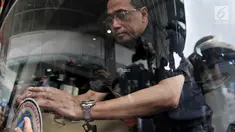 Menteri Perhubungan (Menhub) Budi Karya Sumadi menempelkan stiker saat meninjau kesiapan pelayanan arus mudik di Terminal Pulo Gebang, Jakarta, Minggu (3/6). Pemeriksaan meliputi pelayanan tiket hingga kelaikan bus. (Merdeka.com/Iqbal Nugroho)