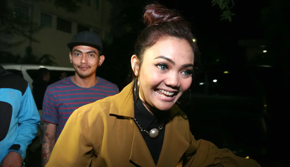 Rina Nose mengungkapkan bahwa keputusan melepas hijab murni dari dalam dirinya. Tidak ada desakan dari pihak lain maupun dari terkait kabar soal percintaan yang beredar belakangan ini. (Nurwahyunan/Bintang.com)