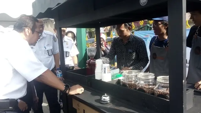 Ngopi di Atas Kereta
