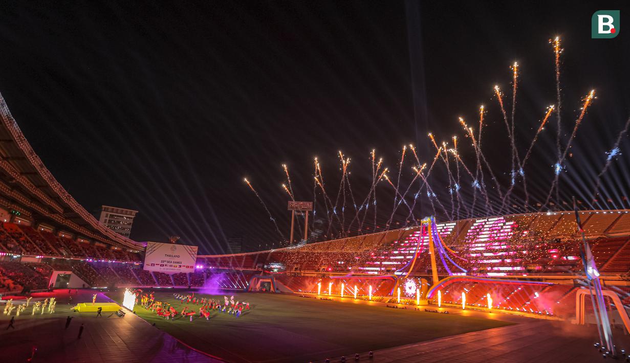 Pertunjukan kembang api pada pesta penutupan SEA Games 2025 yang berlangsung di Rajamangala Stadium, Bangkok, Sabtu (20/12/2025) malam WIB.