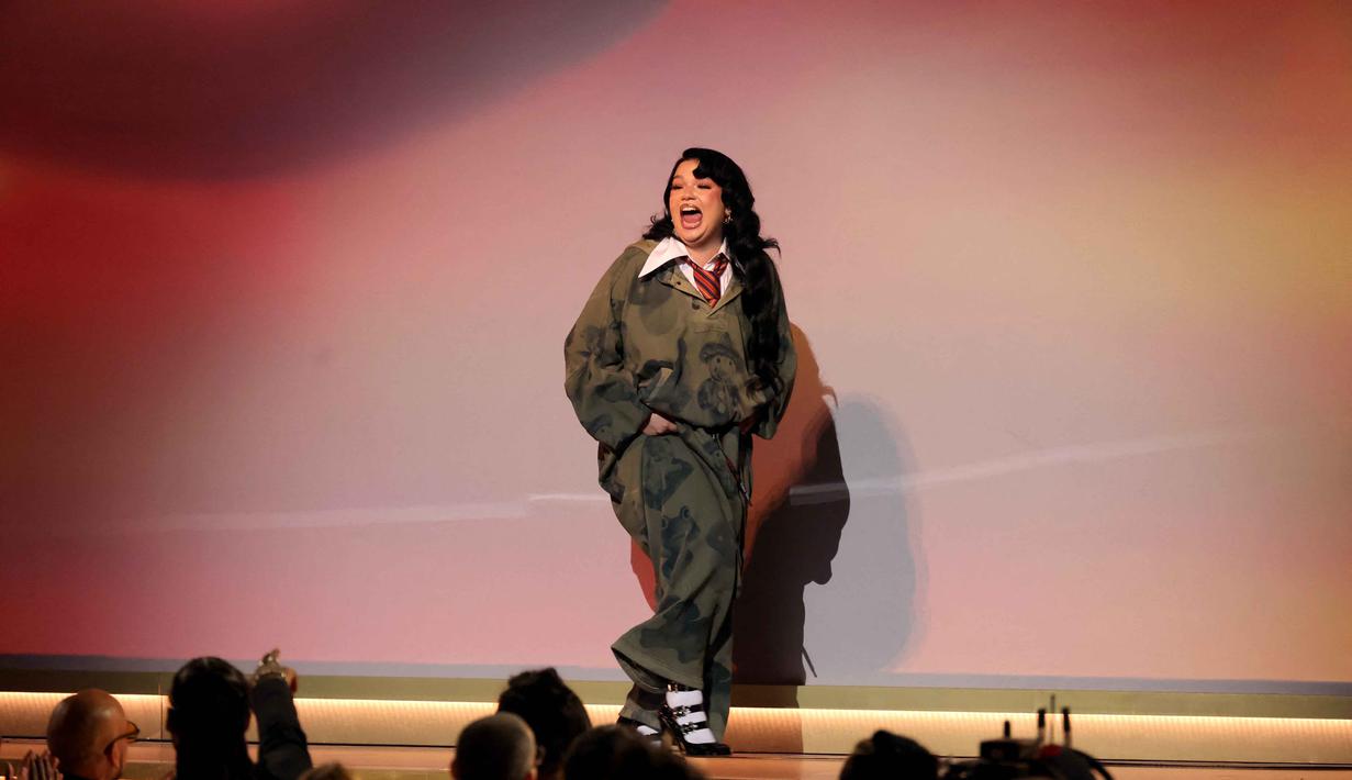 Malam puncak Grammy Awards 2026 penuh kejutan. Tampak dalam foto, penyanyi sekaligus penulis lagu asal Inggris, Lola Young menerima penghargaan untuk Penyanyi Pop Terbaik di atas panggung Penghargaan GRAMMY ke-68 di Crypto.com Arena, Los Angeles, California, pada 1 Februari 2026. (KEVIN WINTER/GETTY IMAGES NORTH AMERICA/Getty Images via AFP)