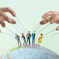 Six degrees of separation menjelaskan bahwa manusia memiliki keterhubungan satu sama lain yang tak terduga. (Foto: Freepik)