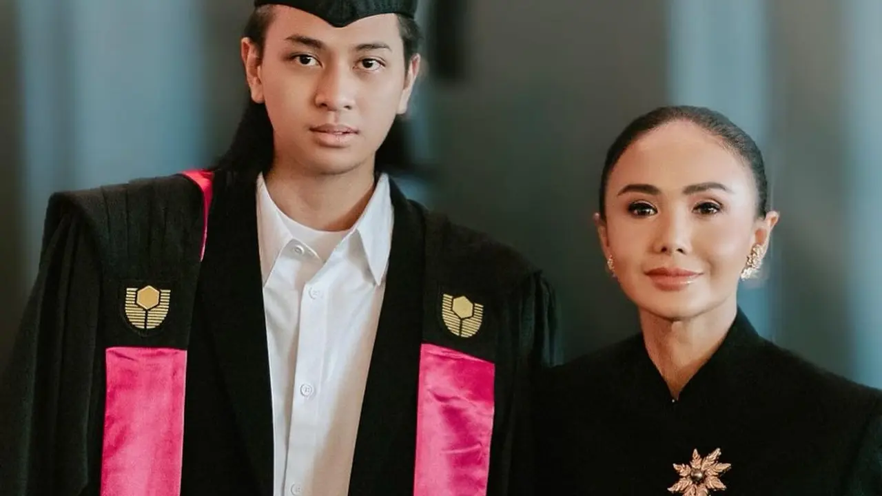 6 Penampilan Yuni Shara bak Wanita Keraton Dibalut Kebaya Janggan saat Dampingi Sang Putra Wisuda