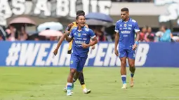 Tim racikan pelatih Bojan Hodak, unggul lewat gol cepat Beckham Putra yang terjadi pada menit ke-5. Tampak dalam foto, pemain Persib, Beckham Putra (kiri) merayakan golnya ke gawang Persija pada pertandingan pekan ke-17 BRI Super League 2025/2026 di Stadion Gelora Bandung Lautan Api (GBLA), Bandung, Jawa Barat, Minggu 11 Januari 2026. (Bola.com/Abdul Aziz)