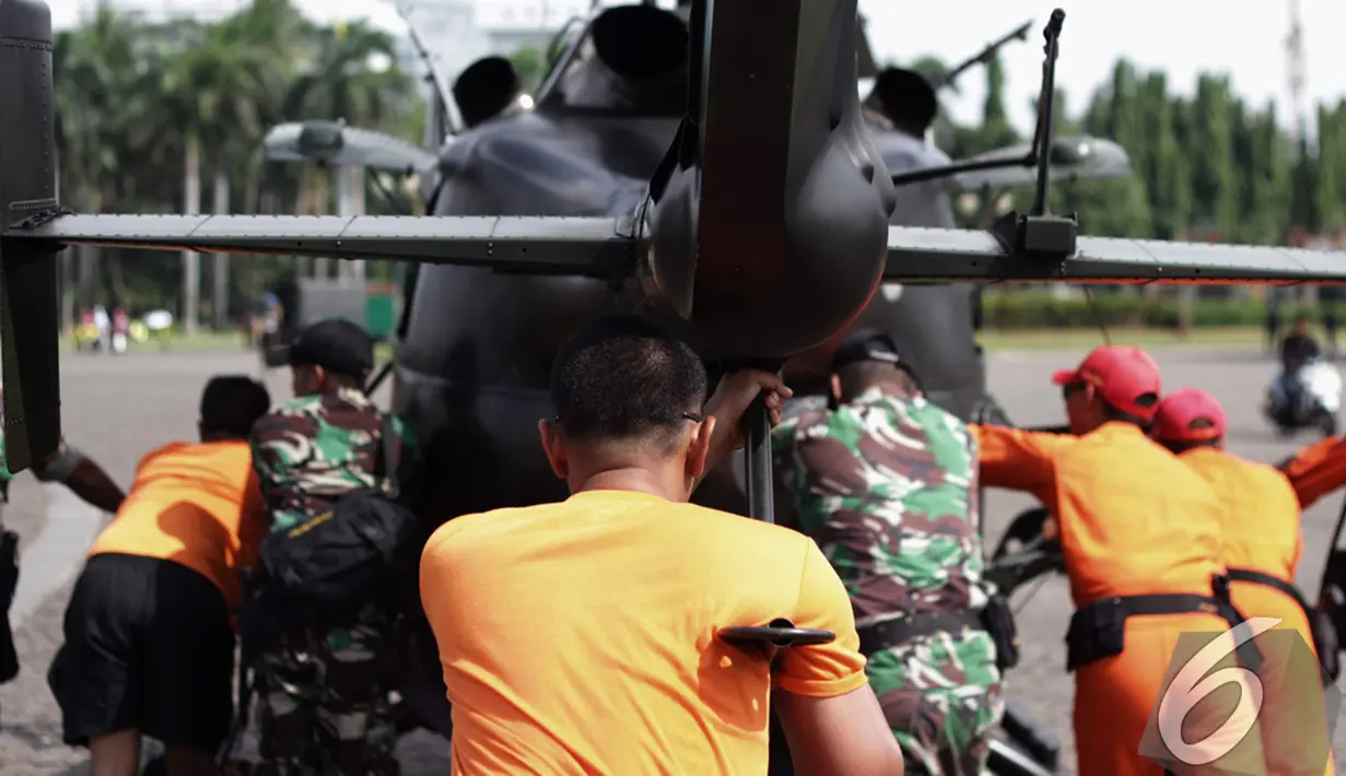 Sebuah helikopter dipersiapkan untuk Pameran Alutsista TNI AD memperingatan Hari Juang Kartika TNI AD Ke-69, Jakarta, Rabu, (10/12/2014). (Liputan6.com/Faizal Fanani)