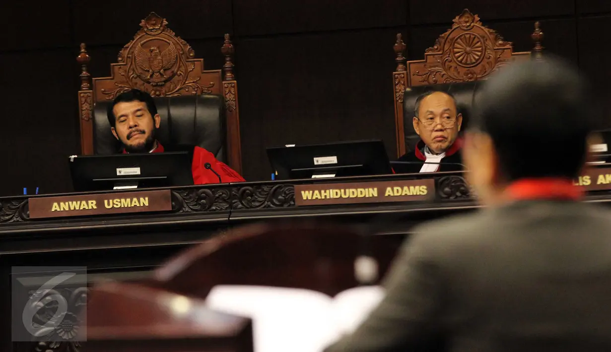 Hakim Konstitusi Wahiduddin Adams dan Anwar Usman saat sidang uji materi UU No 26 Tahun 2000 tentang Pengadilan HAM di Gedung Mahkamah Konstitusi, Jakarta, Selasa (8/9). Permohonan uji materi ini diajukan keluarga korban 1998. (Liputan6.com/Helmi Afandi)