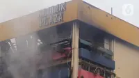 Hingga Kamis 16 Januari 2025 pagi, meski api belum sepenuhnya padam, petugas berupaya melakukan upaya penyisiran pencarian korban. (Magang/Liputan6.com/Muhammad Rizal)