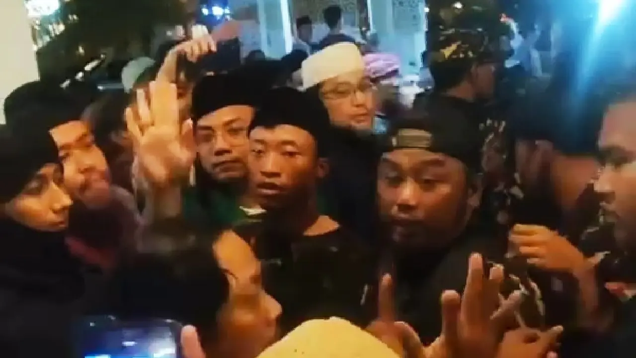 Sejumlah anggota GP Ansor meringsek masuk untuk membubarkan pengajian yang menghadirkan Ustaz Syafiq Riza Basalamah di Masjid Assalam, Kecamatan Gunung Anyar, Kota Surabaya. (Istimewa)