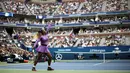 Petenis Amerika Serikat, Serena Williams menservis bola saat bertanding melawan Bianca Andreescu dari Kanada pada pertandingan final AS Terbuka 2019 di New York (7/9/2019). Andreescu menang atas Serena 6-3, 7-5. (AP Photo/Sarah Stier)