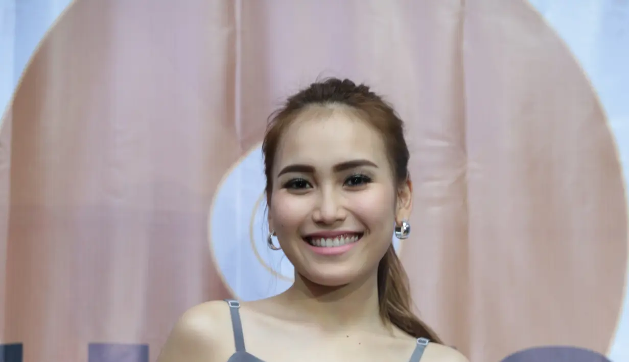 "Kalo orang yang pinter pasti tahu mana yang bener, mana yang enggak," singkat Ayu Ting Ting sambil berlalu meninggalkan awak media saat ditemui di daerah Kebon Jeruk, Jakarta Barat, Kamis (28/7/2016). (Adrian Putra/Bintang.com)