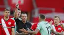 Pemain Everton, Lucas Digne, mendapat kartu merah saat melawan Southampton pada laga Liga Inggris di Stadion St. Mary's (25/10/2020). Southampton menang dengan skor 2-0. (AP Photo/Frank Augstein, Pool)