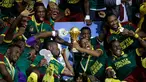 Pemain Kamerun mengangkat piala saat merayakan kemenangan atas Mesir pada laga final Piala Afrika 2017 di Stade de I'Amitie, Gabon, Minggu (5/2). Kamerun meraih gelar kelima Piala Afrika seusai menang 2-1 atas Mesir. (AP Photo/Sunday Alamba)
