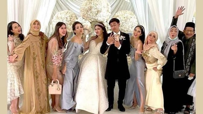 Momen Artis Hadiri Resepsi Pernikahan Caesar Hito dan Felicya Angelista. (Sumber: Instagram.com/felitolove_1703)