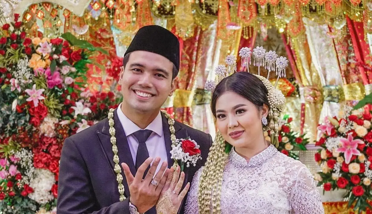 Momen sakral ini digelar dengan nuansa budaya yang kental, memadukan adat Minang dan Jawa dalam satu perayaan yang megah. [@fuji_an].