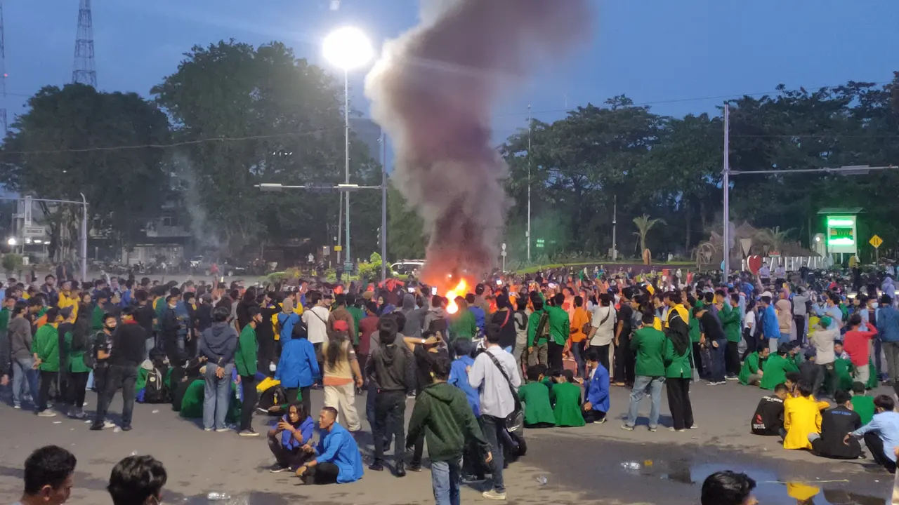 Demo Ricuh, Mahasiswa dan Buruh Tutup Jalan di Palembang