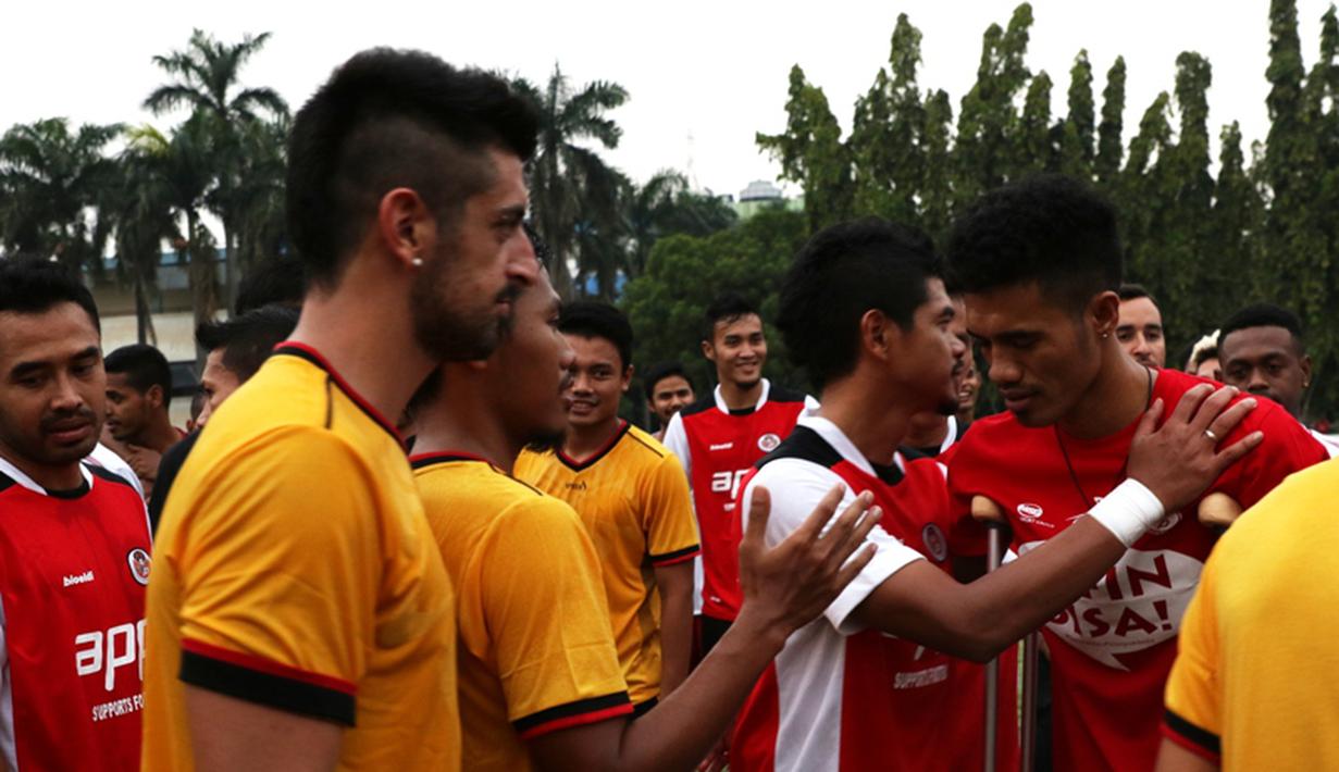 Alfin Tuasalamony mendapat dukungan dari rekan-rekan pesepakbola. (Bola.com/Arief Bagus)