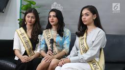 Miss Grand Indonesia 2019 Sarlin Jones (tengah) bersama runner up 1 Cindy Yuliani (kiri) dan runner up 2 Gabriella Hutahaean (kanan) berpose di Kantor KLY, Jakarta, Selasa (3/9/2019). (Liputan6.com/Herman Zakharia)