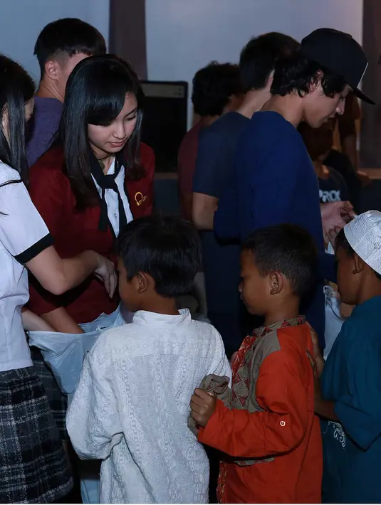 Selain berkumpul dan silaturahmi, acara syukuran sinetron yang telah tayang sejak 10 Agustus 2015 ini juga memberi santunan kepada anak yatim. (Deki Prayoga/Bintang.com)