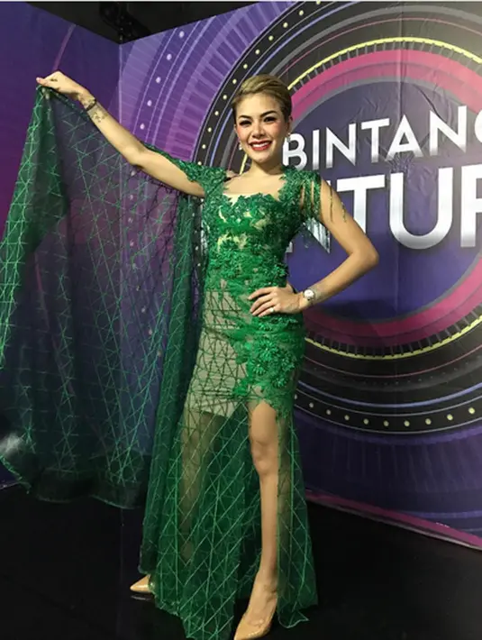 "Udah daftarin (haji). Sudah dari tahun ini matang udah pengen tapi emang belum dapat kuota, mungkin Allah belum merestui. Insya Allah dua tiga tahun lagi berangkat haji," ujar Nikita Mirzani Senin (28/8/2017). (Instagram/nikitamirzanimawardi_17)