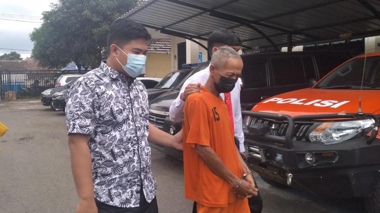 Dadang, pemilik kolam pembibitan ikan kampung Cisosopan, Kecamatan Sukarame, akhirnya ditetapkan sebagai tersangka atas kemarian Yusuf dan Enan, calon pembeli ikan di kolamnya.