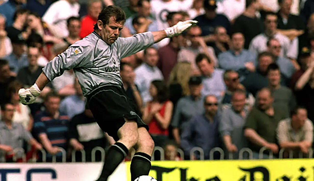 Andy Goram. Kiper asal Skotlandia ini dipinjam Manchester United dari Motherwell pada tengah musim 2000/2001 untuk melapis Raimond van der Gouw dan Fabien Barthez yang tengah cedera. Ia berhak atas medali juara Liga Inggris di akhir musim meski hanya tampil dua kali di Liga Inggris. (Sportbible.com)