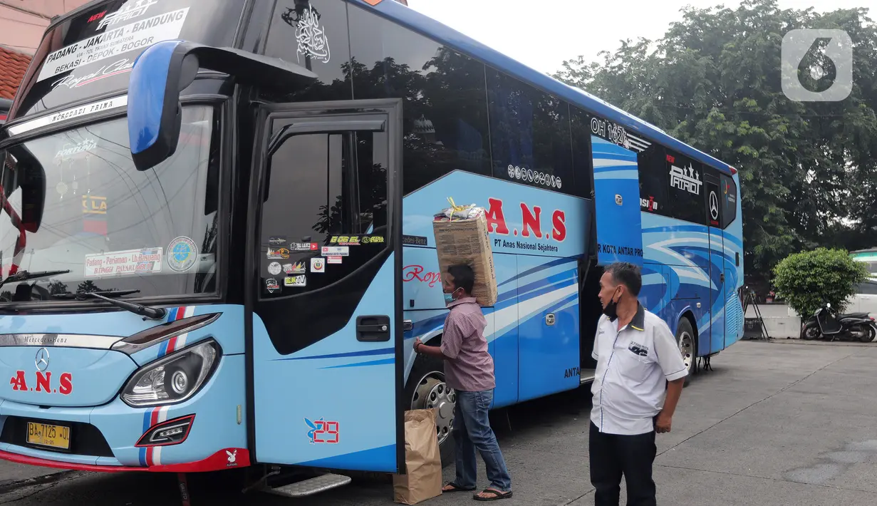 Calon penumpang menaiki bus di Terminal Kampung Rambutan, Jakarta, Selasa (21/12/2021). Kepala Terminal Kampung Rambutan Yulza Ramadhoni mengatakan, penumpang bus meningkat 10 persen menjelang Natal 2021 dan Tahun Baru 2022. (Liputan6.com/Hermann Zakharia)