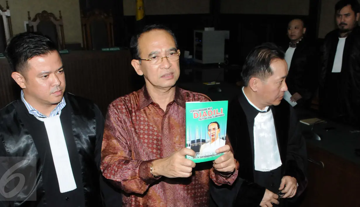 SDA memberikan keterangan usai menjalani sidang vonis di Pengadilan Tipikor, Jakarta, senin (11/1/2016). SDA divonis 6 tahun penjara dan denda Rp.300 juta subsider 3 bulan kurungan dan membayar uang pengganti sebesar Rp.1,8 M. (Liputan6.com/Helmi Afandi)